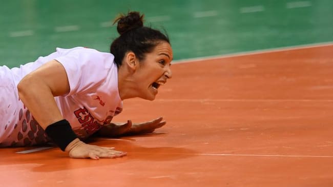 Patricia Elorza, en el suelo del pabellón