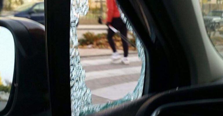 Uno de los coches en los que han robado en la urbanización Fuente Lucha de Alcobendas