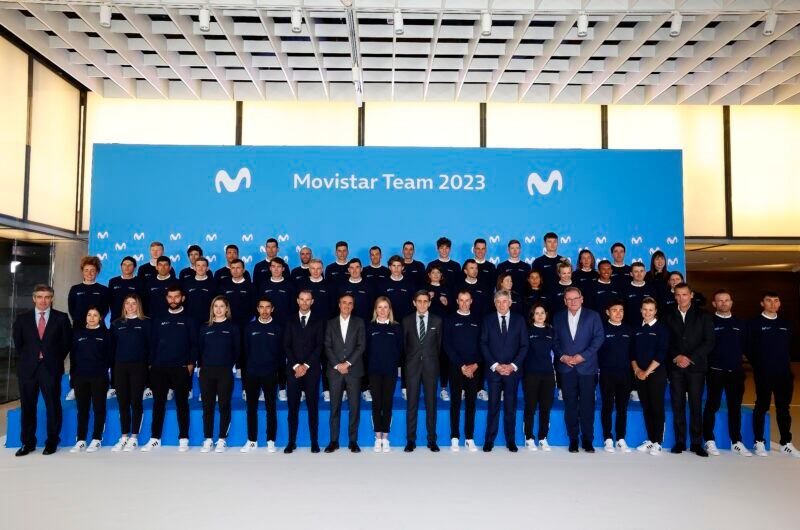 Foto de familia del equipo Movistar Team