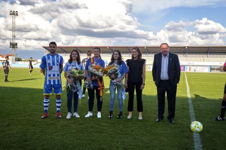 La corte de honor de las Fiestas Patronales en los prolegómenos del encuentro.