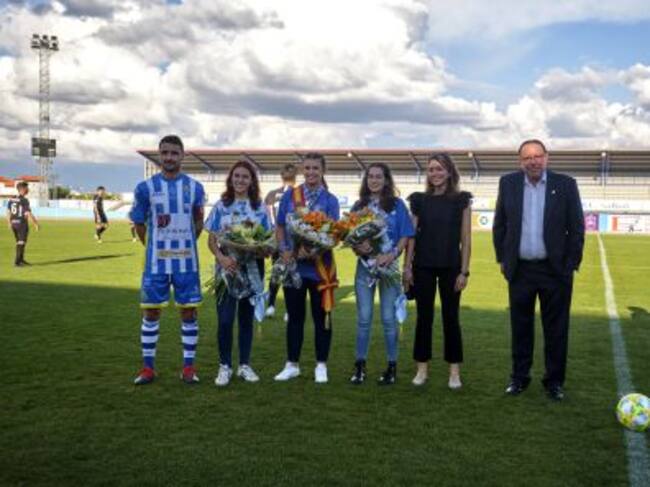 La corte de honor de las Fiestas Patronales en los prolegómenos del encuentro.