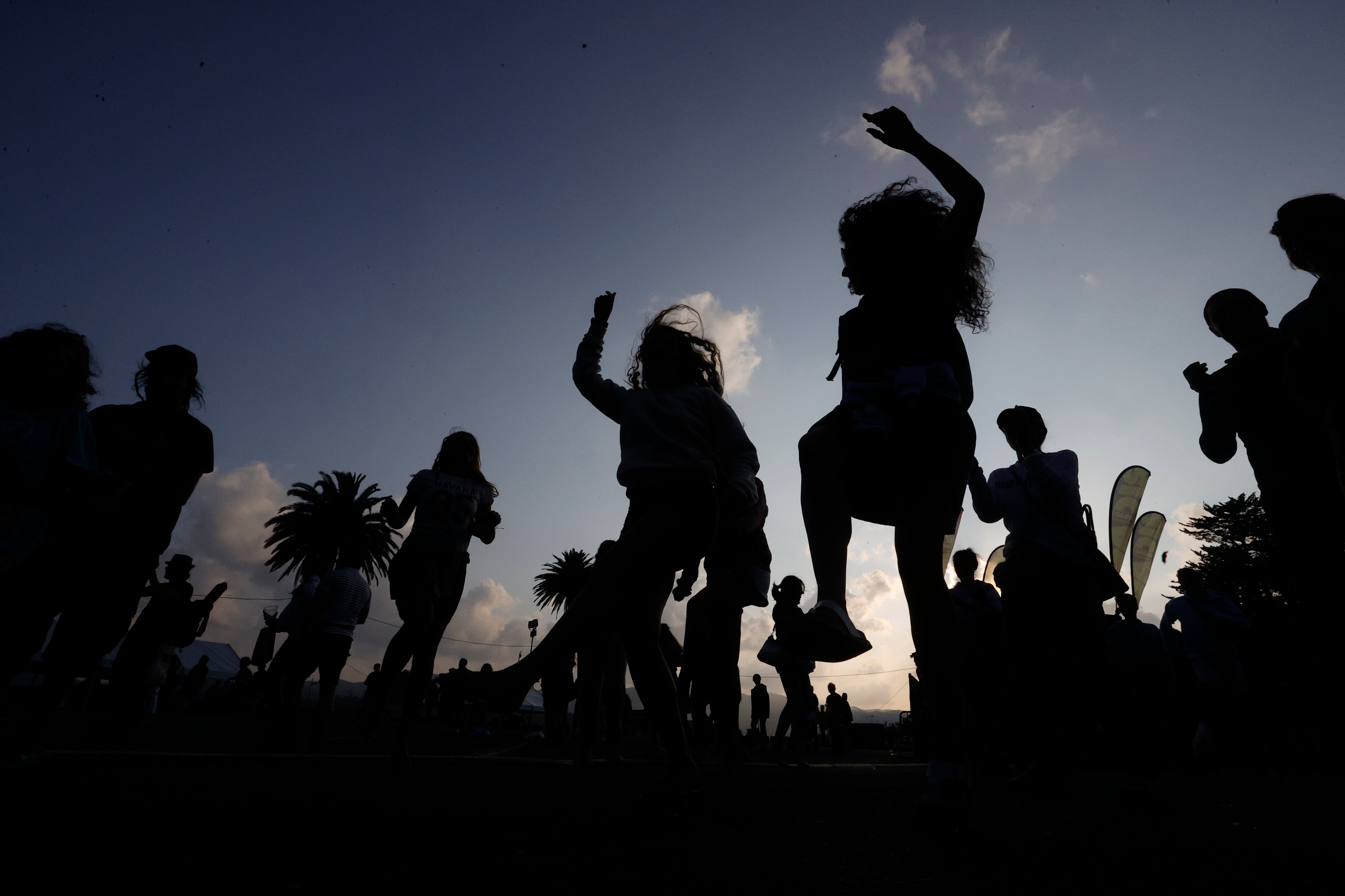 Jóvenes bailan en Ortigueira al son de la música de el grupo canadiense Le Vent du Nord. EFE/ Kiko Delgado.