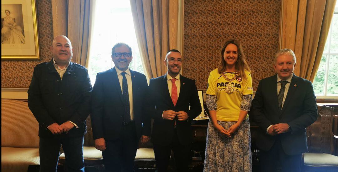 Benlloch agraeix a l'alcaldessa de Belfast la seua hospitalitat i destaca les oportunitats que el Villarreal obri per a la ciutat