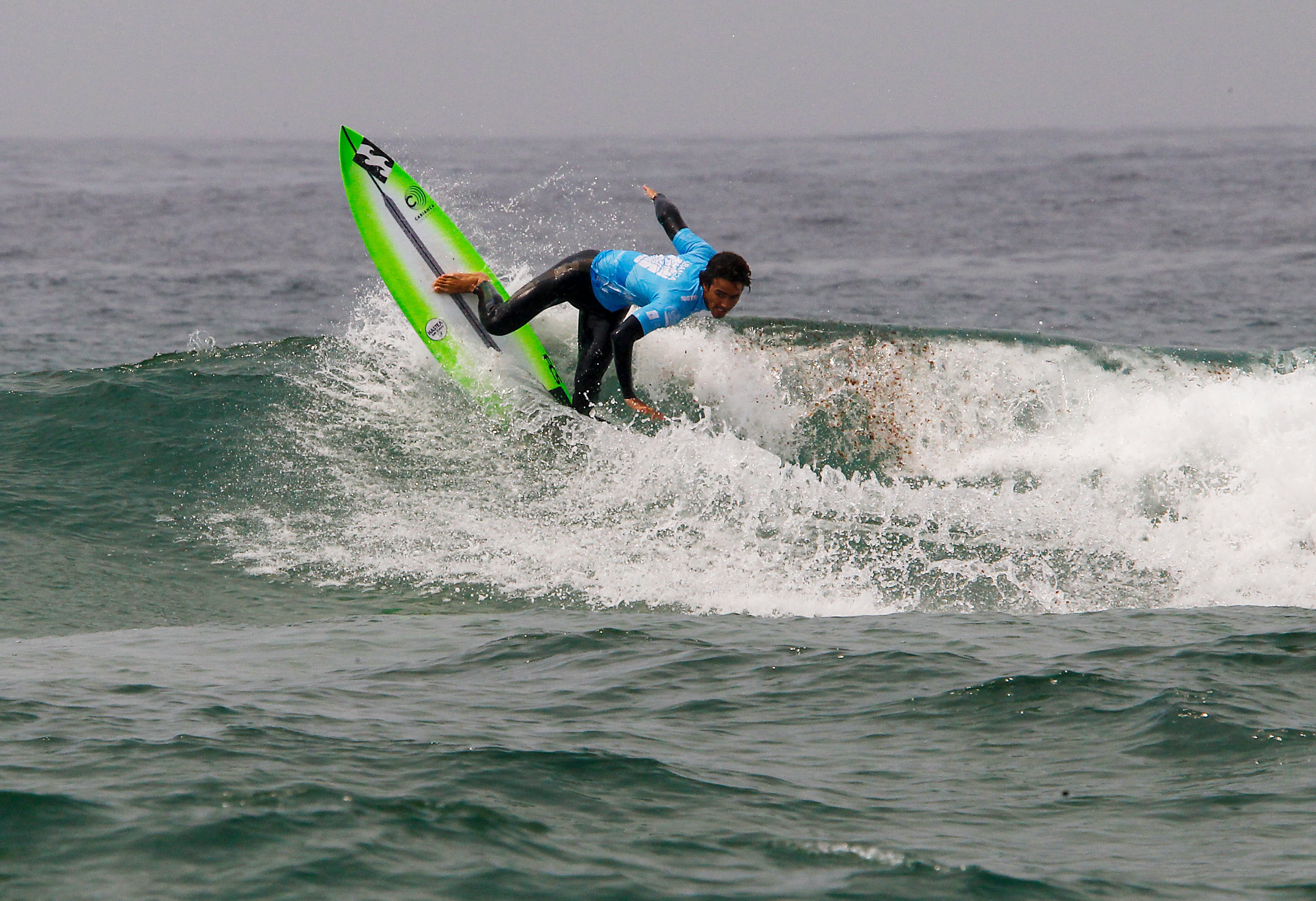 -FOTODELDÍA- VALDOVIÑO (A CORUÑA), 16/07/2022.- El surfista galo Tiago Carrique compite este sábado en la segunda semifinal masculina del Abanca Pantin Classic Galicia Pro en Valdoviño (A Coruña). EFE/Kiko Delgado
