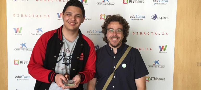 Ghioge Zamacau, uno de los alumnos autores del blog premiado, junto a su profesor, Félix González, tras recoger el premio.