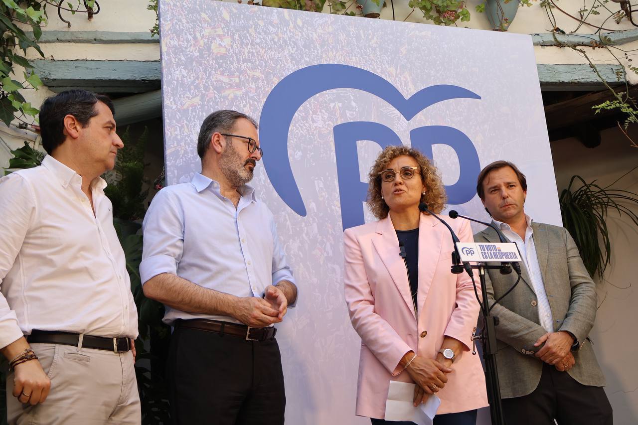 La candidata del PP a las europeas, Dolors Montserrat, junto al alcalde de Córdoba, José María Bellido; el presidente del PP cordobés, Adolfo Molina, y el secretario general del PP andaluz, Antonio Repullo.