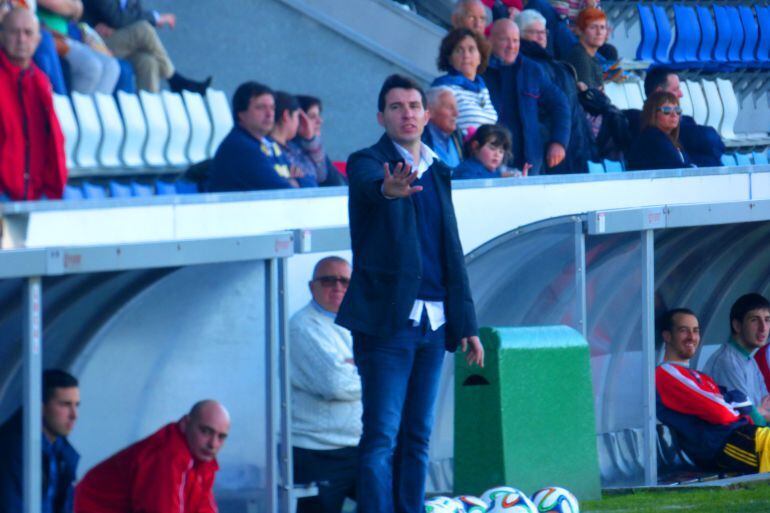 El míster gimnástico durante un encuentro