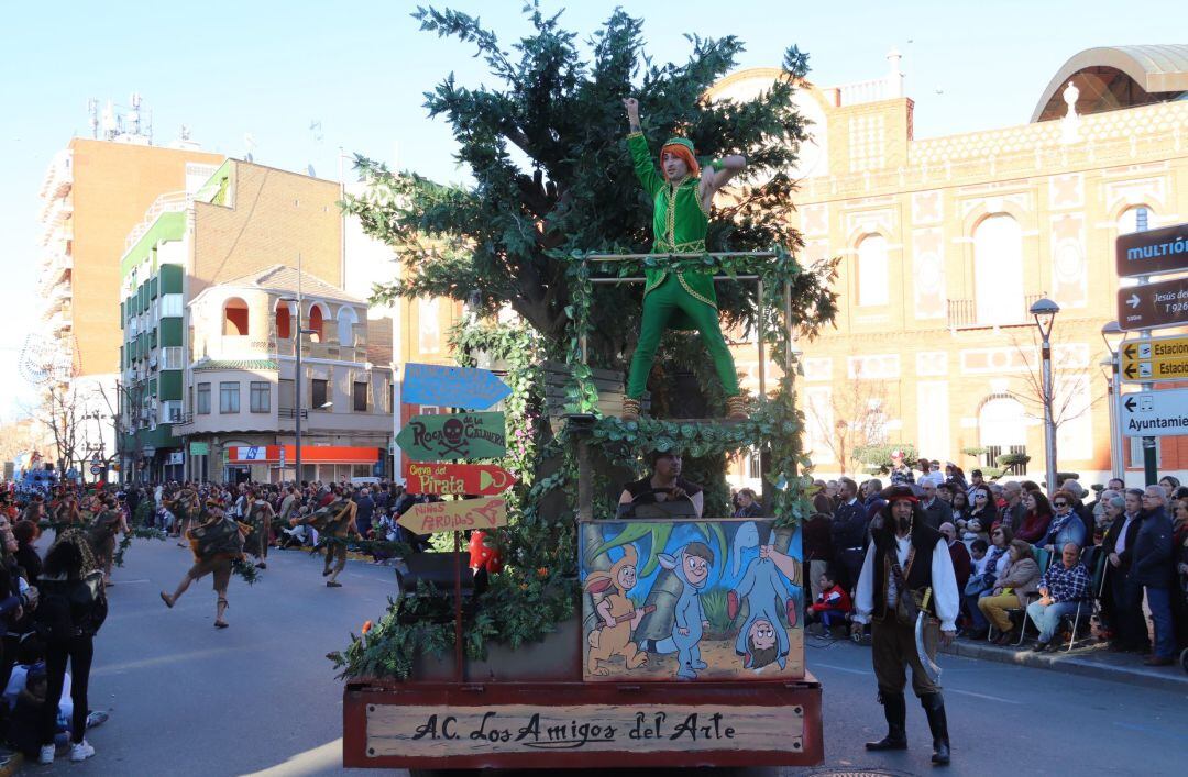 Cerca de 90 personas conforman la carroza de Peter Pan, desarrollada por Los Amigos del Arte, de Daimiel