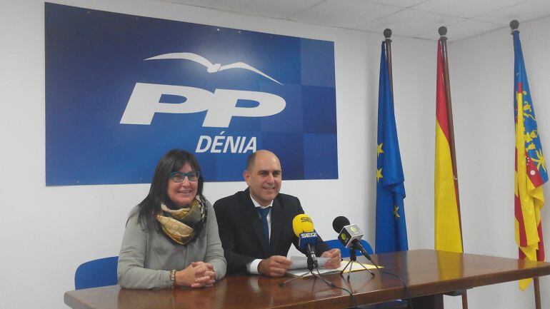 El diputado autonómico del PP, Antoni Joan Bertomeu y la presidenta de la gestora del PP de Dénia, María Mut.