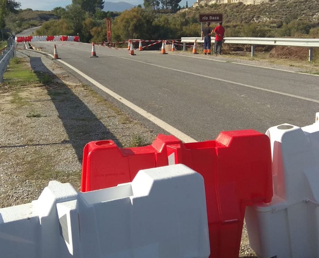 Carretera A-4200 cortada entre Baza y Benamaurel (Granada) por la rotura del puente sobre el río Baza tras las lluvias por la gota fría del 13 de septiembre