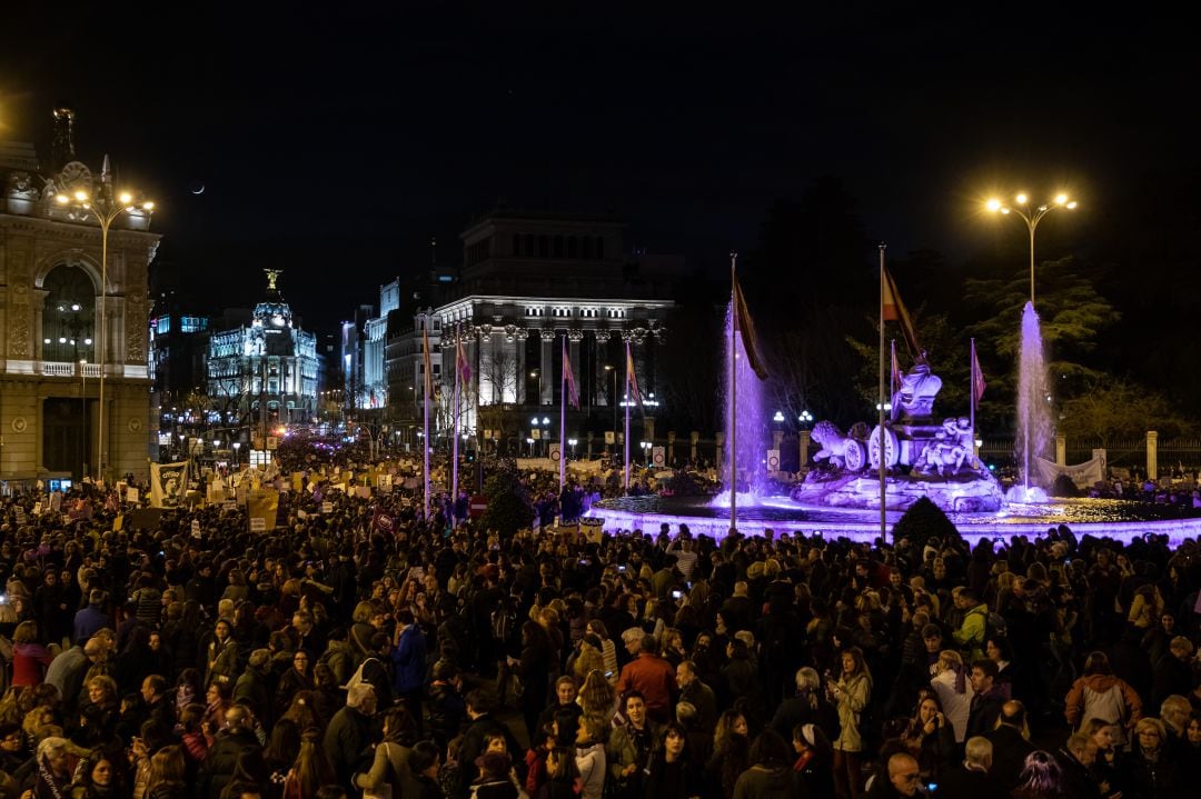 Imagen de la plaza de la Cibeles y las calles Alcalá y Gran Vía al fondo en la manifestación del 8M en Madrid.