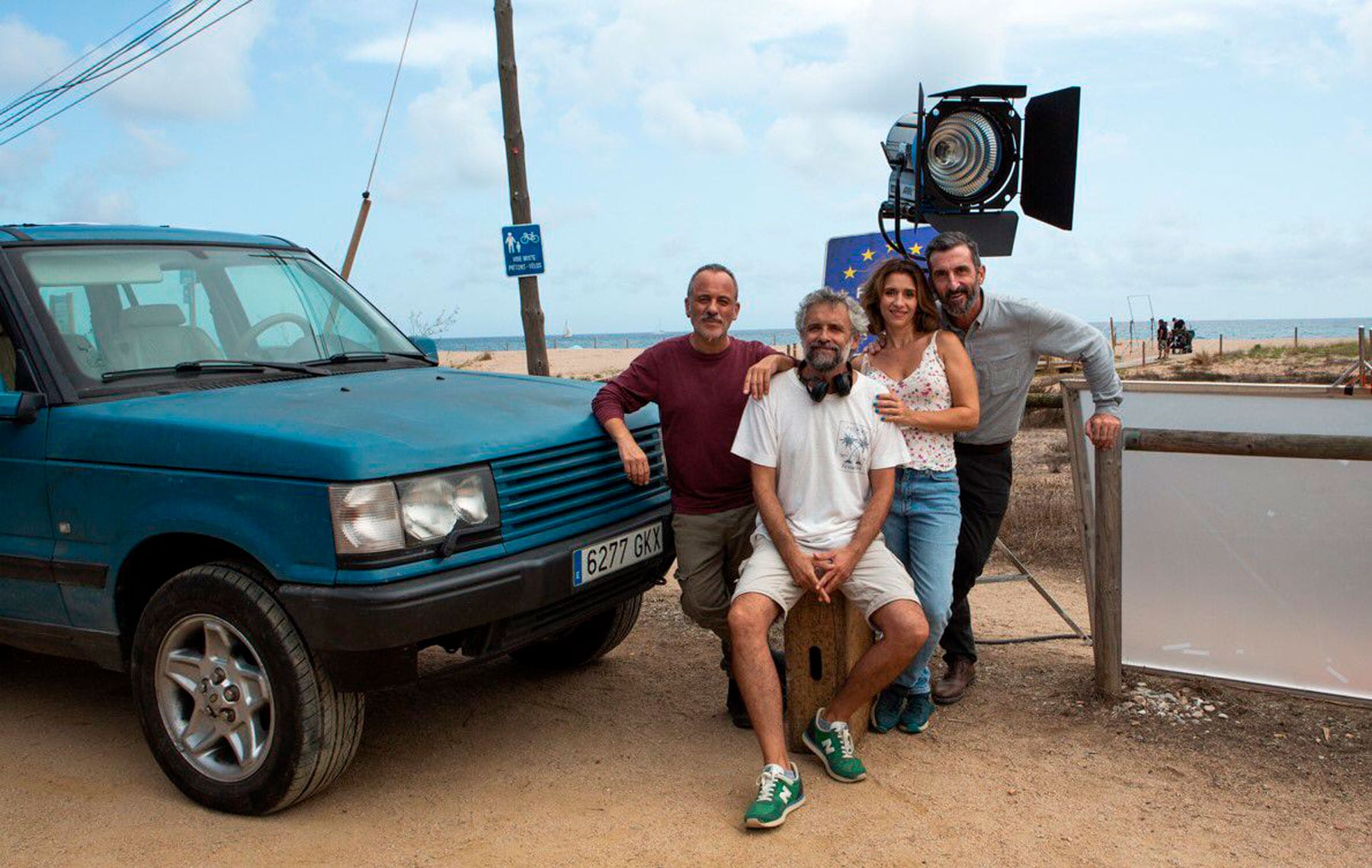 Pau Durà junto a sus actores Teresa Saponangelo, Javier Gutiérrez y Luis Zahera, durante un descanso del rodaje