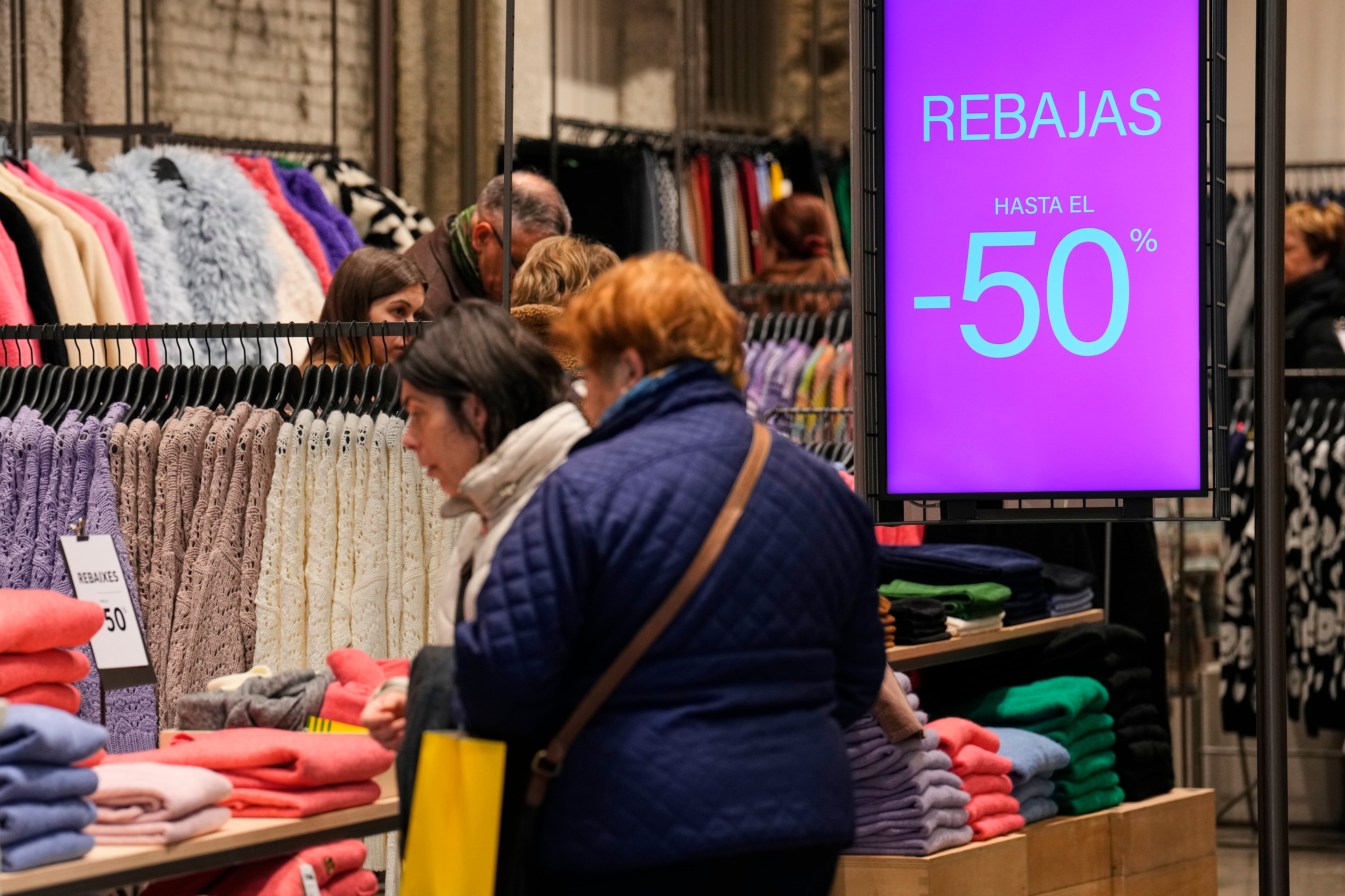 BARCELONA, 07/01/2024.-Ambiente del primer día de rebajas en el centro de Barcelona este domingo. La tradicional campaña de rebajas de enero se inicia este domingo de forma física en todas las tiendas de España, aunque con el aviso de la OCU de que la garantía de los productos rebajados debe ser la misma que la de uno nuevo y ante su recomendación de evitar las compras compulsivas.-EFE/Alejandro García
