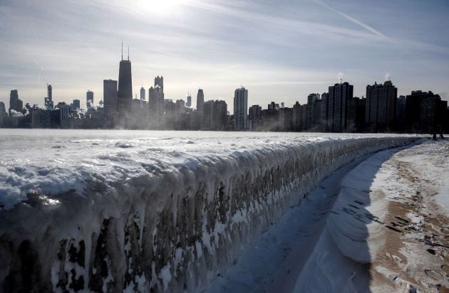 El vapor se eleva desde los edificios de la ciudad y el lago Michigan. En Chicago se alcanzó el segundo día más frío de su historia, la diferencia entre las temperaturas mínimas de -25 grados que se alcanzaron y las previstas para el domingo será de más de 30 grados.