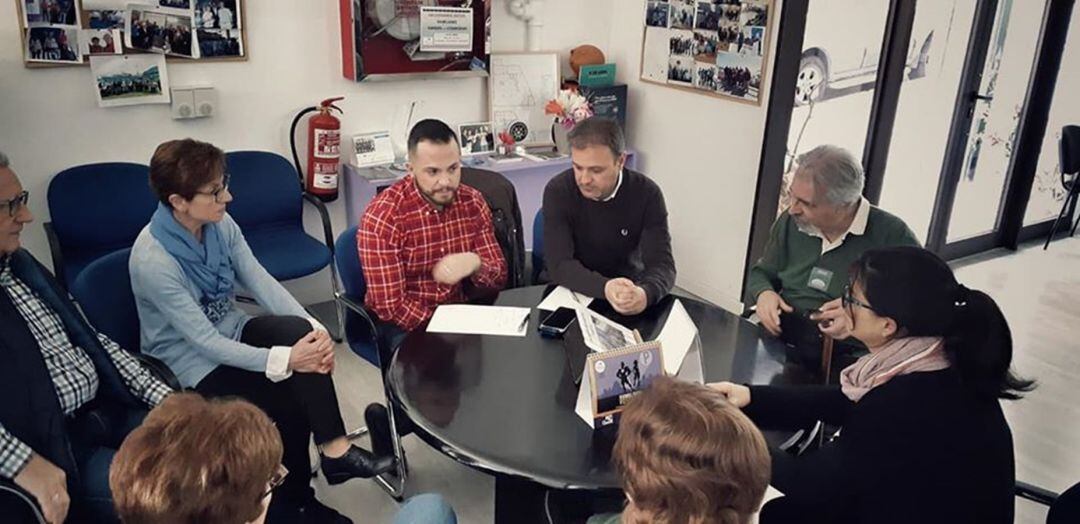 Rafa Mas y Natxo Bellido, de Compromís en una reunión con la Asociación Parkinson Alicante