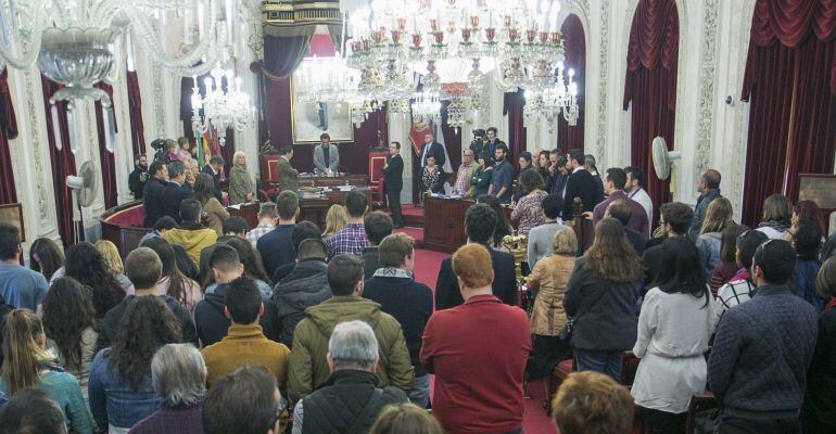 Minuto de silencio con el que arrancó el pleno del Ayuntamiento de Cádiz