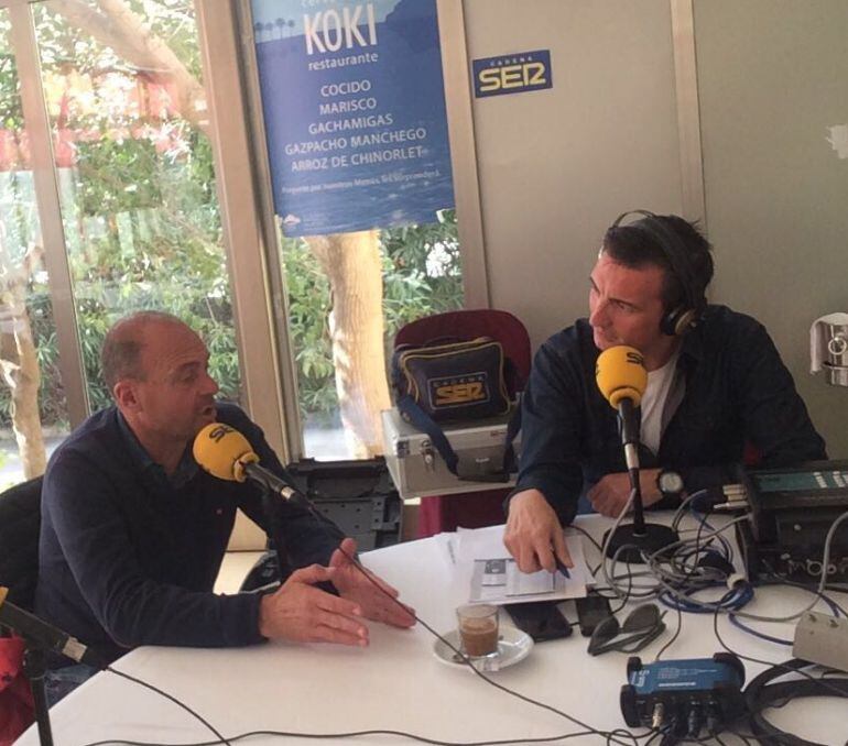 El entrenador del Hércules CF, Vicente Mir, junto a Pedro Vera en Ser Deportivos Alicante