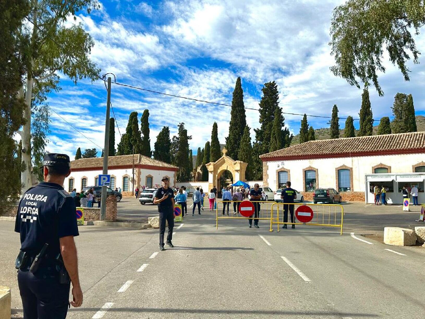 Los lorquinos cumplen con la tradición de acudir a los cementerios en el Día de Todos los Santos.