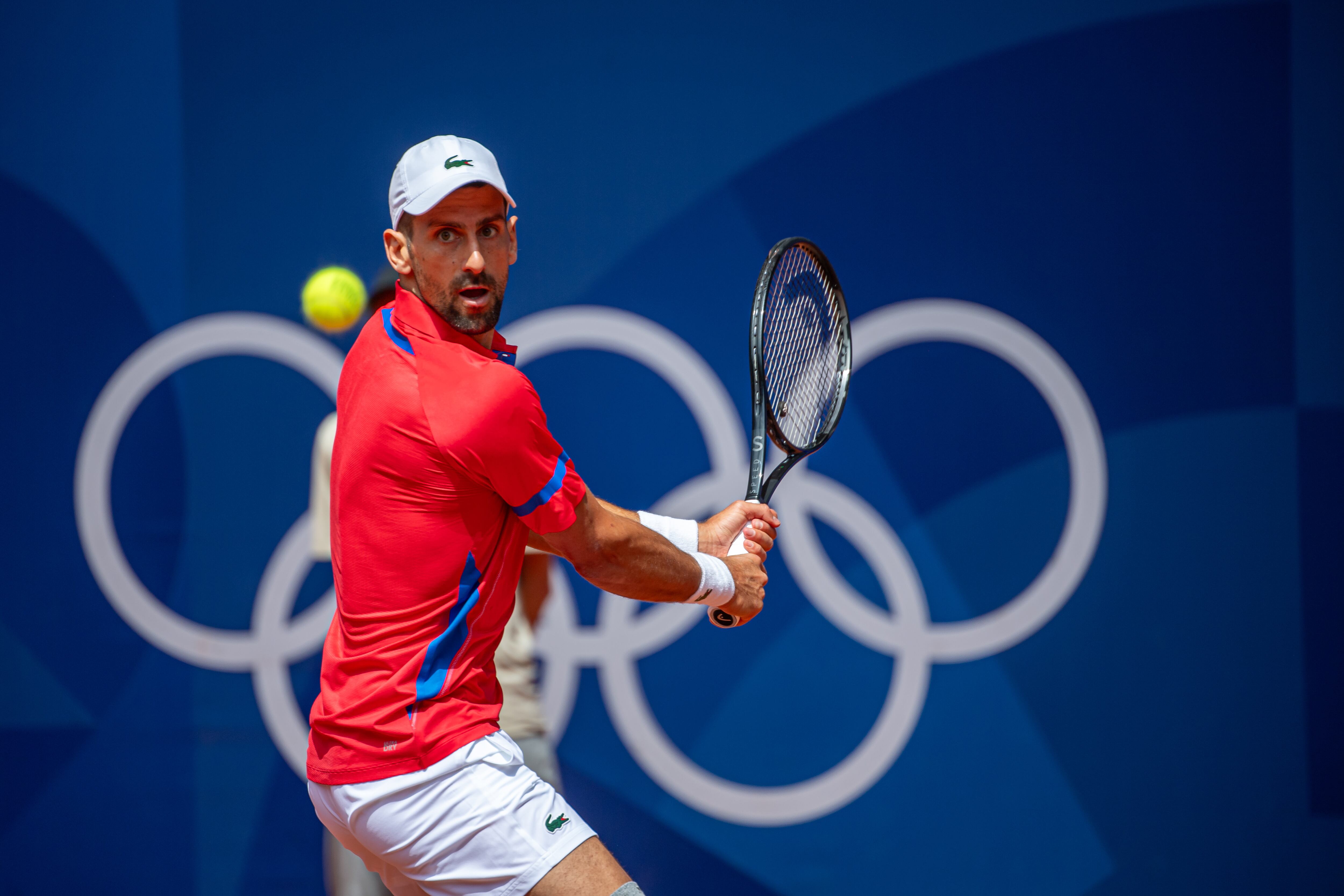 Novak Djokovic golpeando una pelota durante los Juegos Olímpicos