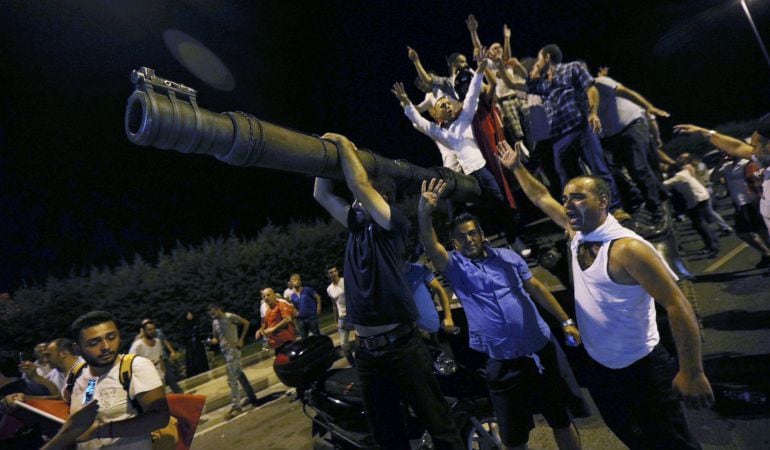 Varios ciudadanos, encaramados a un tanque en el aeropuerto Ataturk de Estambul.