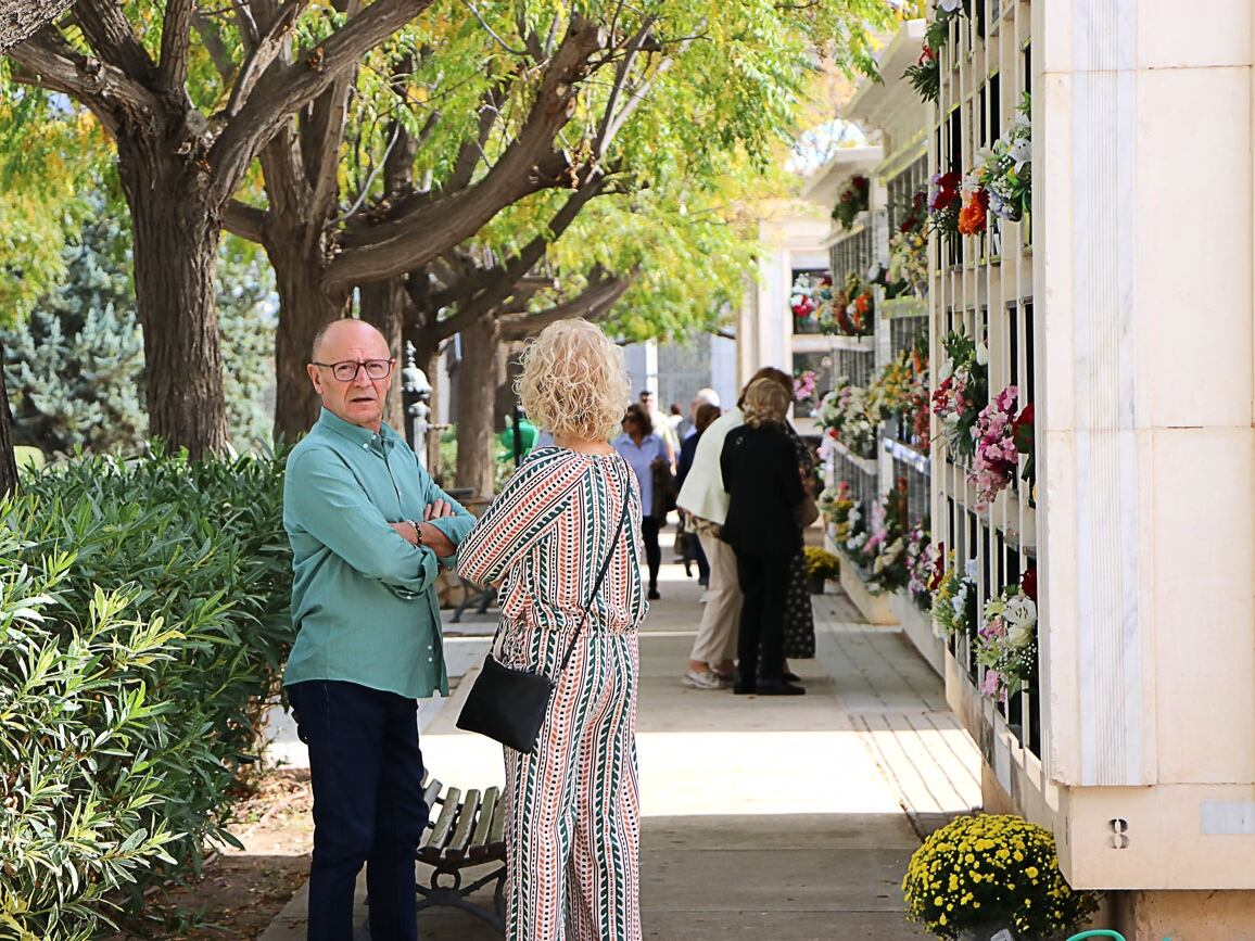 Miles de personas vistan los cementerios este 1 de Noviembre