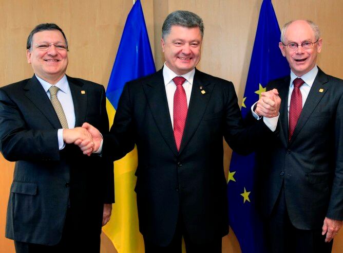 Barroso, Poroshenko y Van Rompuy durante la firma del acuerdo