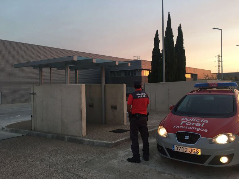 Una patrulla de Policía Foral, en el exterior de la empresa donde ha ocurrido el accidente