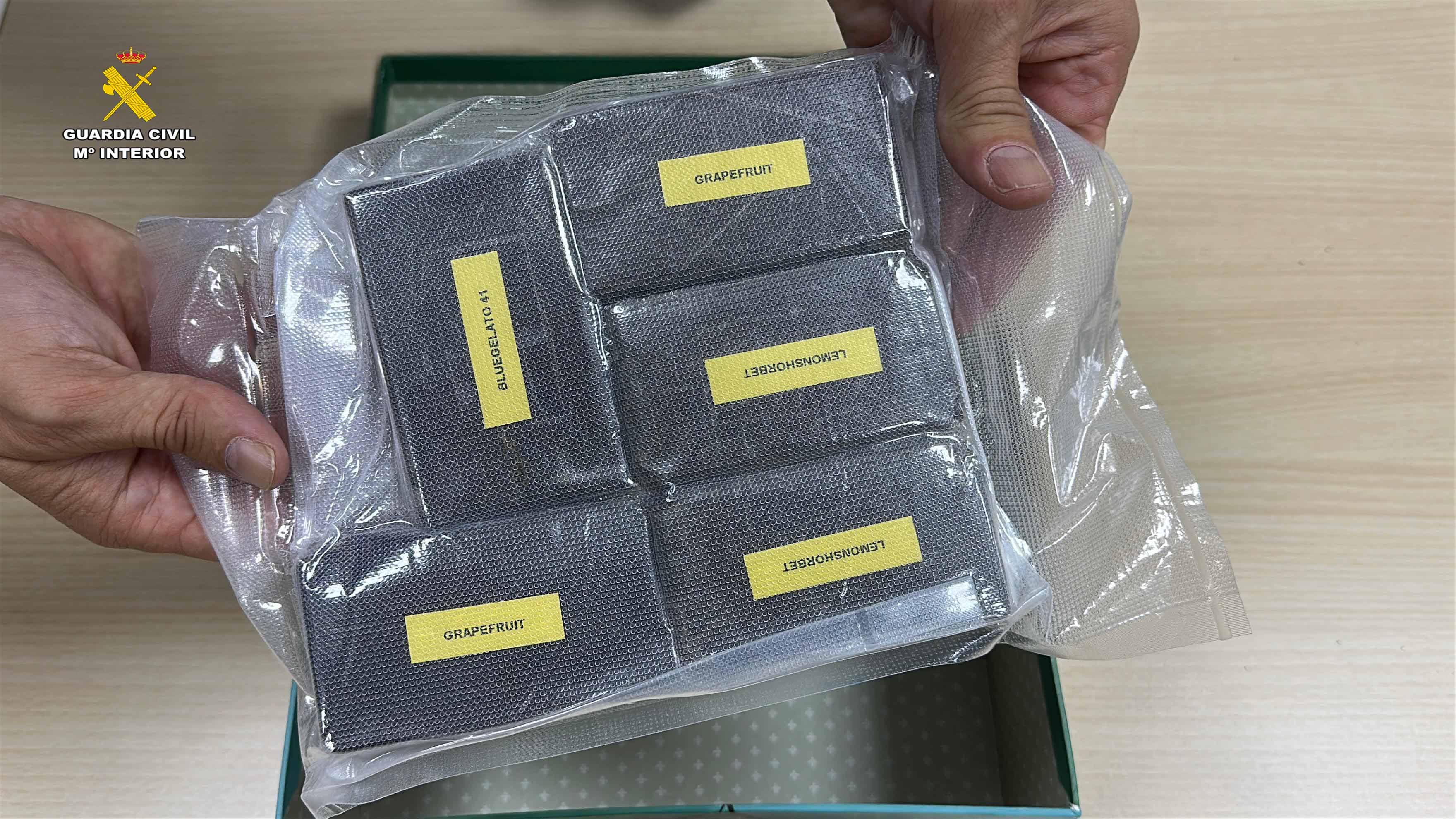 La Guardia Civil intercepta un paquete postal con 515 gramos de hachís y detiene a su destinatario en Logroño