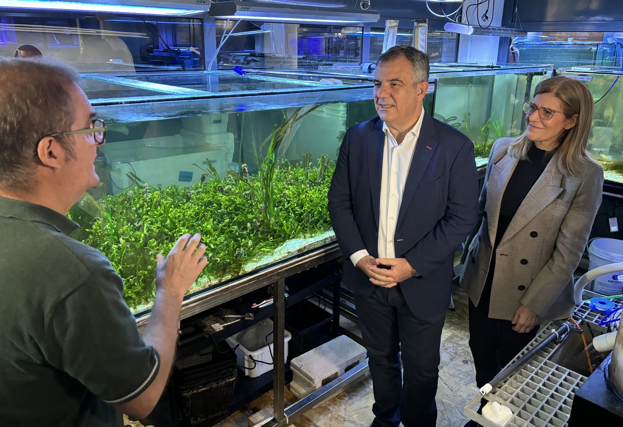 El consejero de Medio Ambiente, Universidades, Investigación y Mar Menor, Juan María Vázquez, visita junto a la vicerrectora de Investigación, María Senena Corbalán, el Banco de Especies del Mar Menor