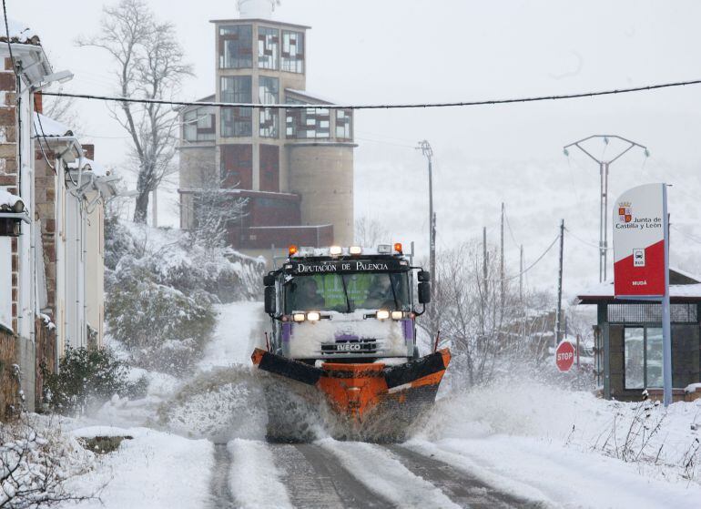 Máquina quitanieves trabajando en las carreteras de Palencia