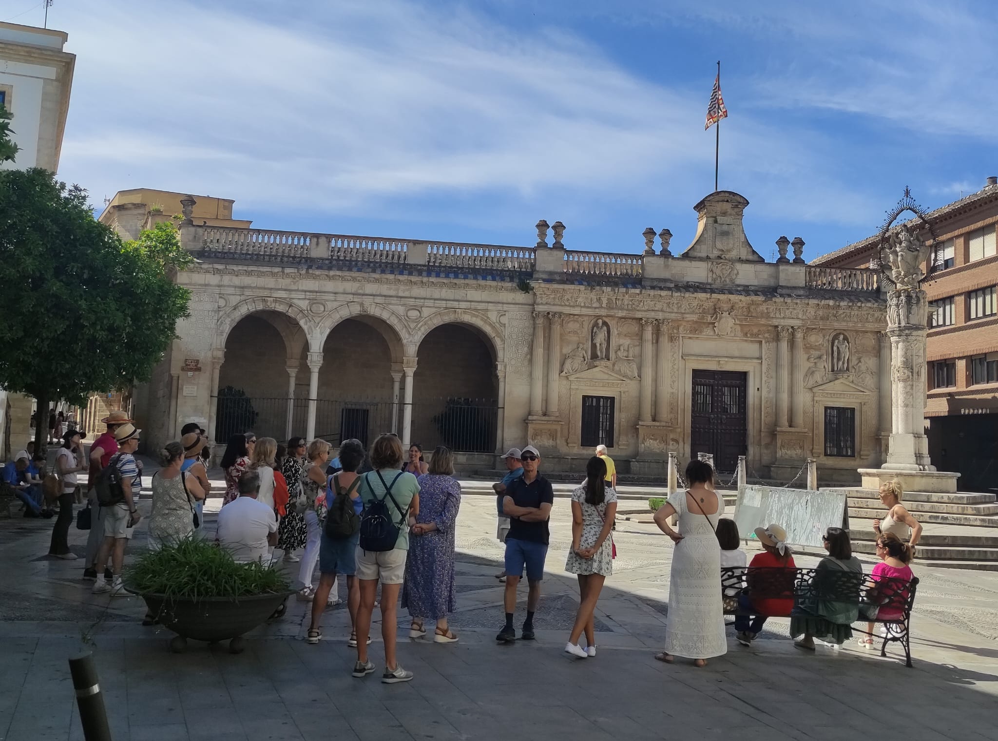 Turistas en la plaza de la Asunción de Jerez