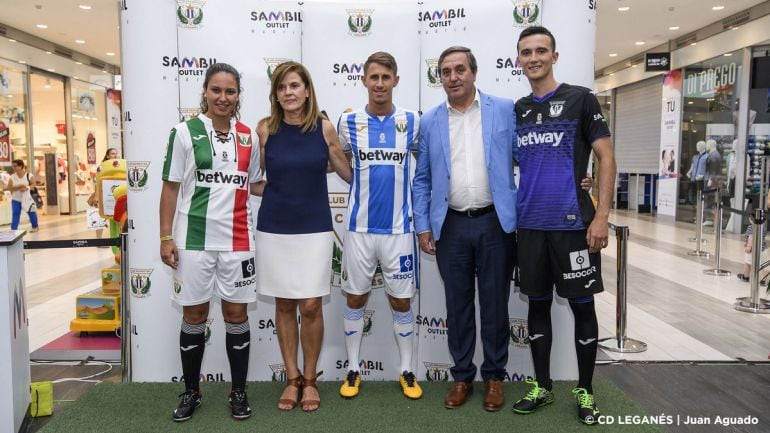 Alexander Szymanowski (con camiseta albiazul), Alexia Pérez, capitana del equipo juvenil (con la segunda equipación) e Iván López, jugador del filial (con la tercera indumentaria), junto a la presidenta Victoria Pavón y Jesús Martínez, director de márketi