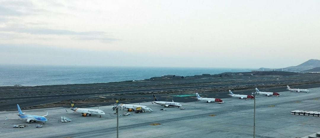 Hasta cinco B737MAX estacionados en la plataforma del aeropuerto de Gran Canaria, junto a otros aviones.