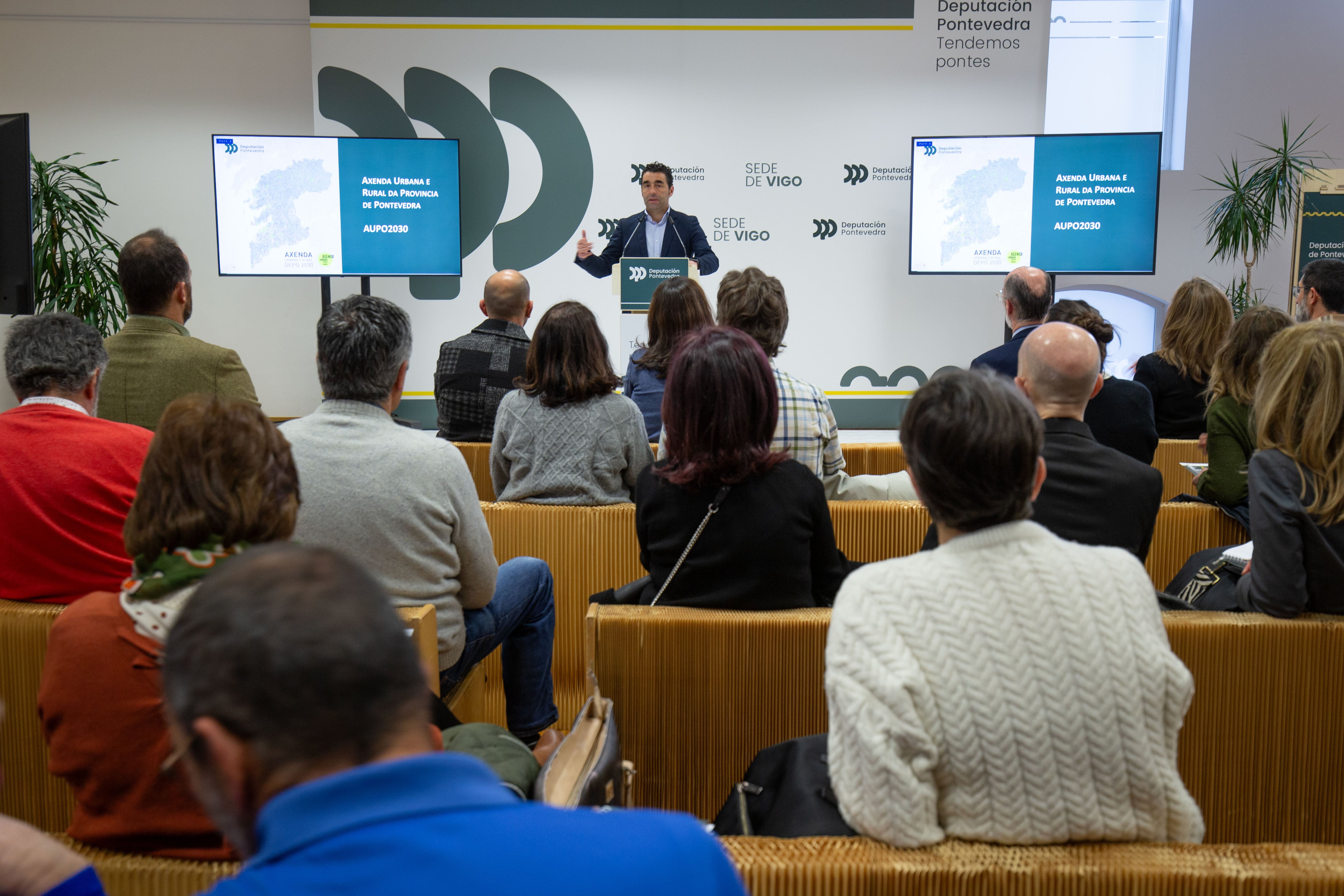 El presidente de la Diputación de Pontevedra, Luís López, durante el acto de apertura de las mesas territoriales