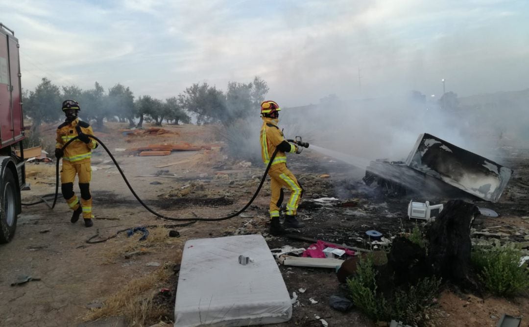 Los bomberos se afanan en mitigar los efectos del incendio de este domingo
