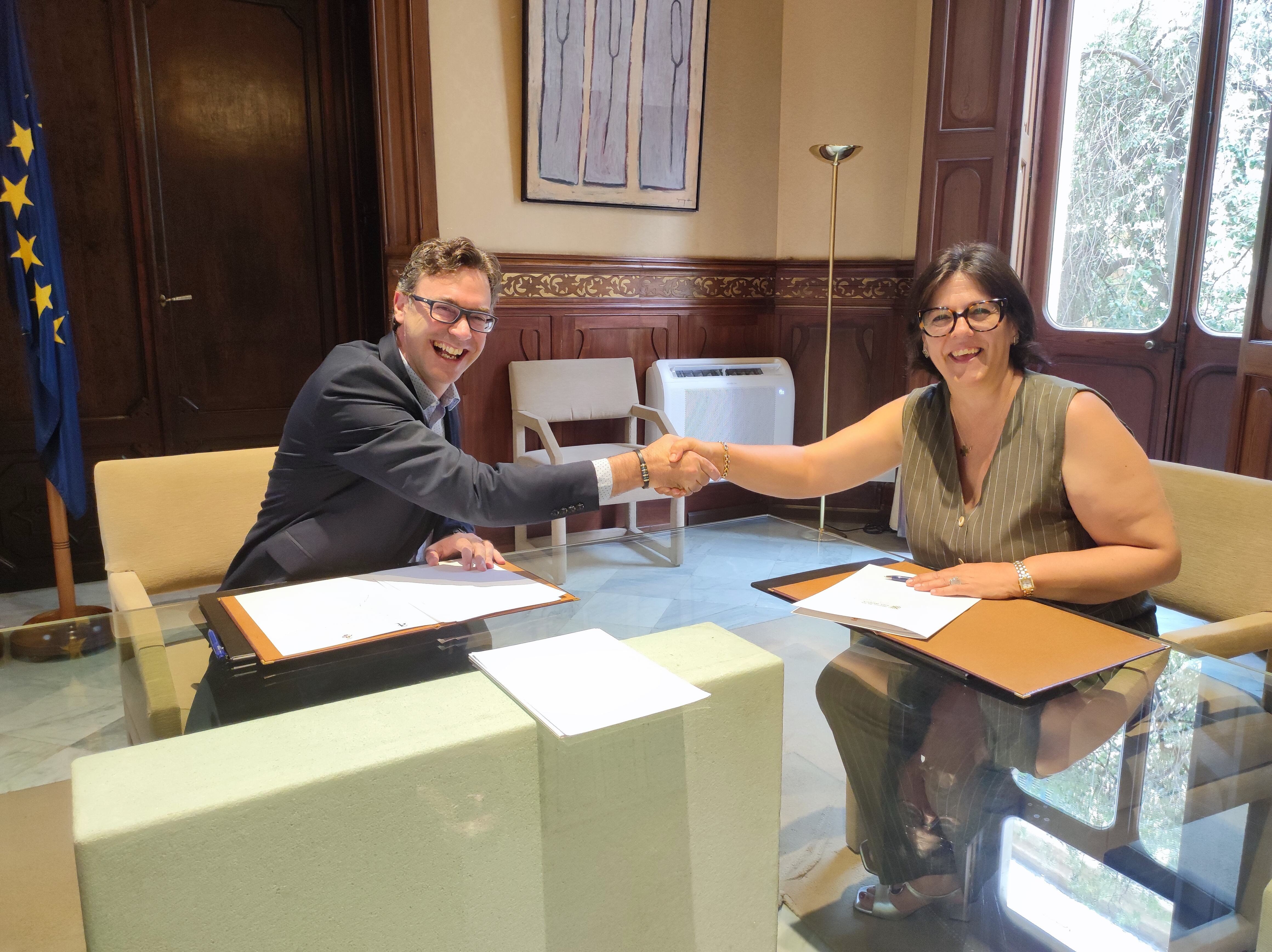 Antoni Costa i Juana Mari Pons van celebrar l&#039;acord de col·laboració.