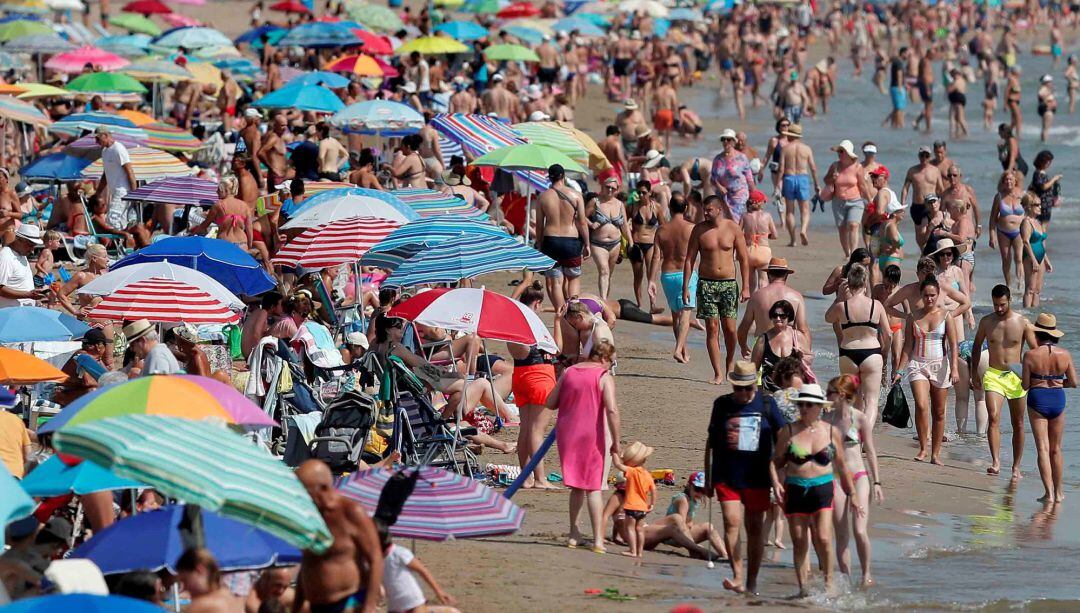 Las temperaturas están en descenso en casi todo el país, salvo en el Levante, donde suben. En la imagen, una playa de Valencia. 