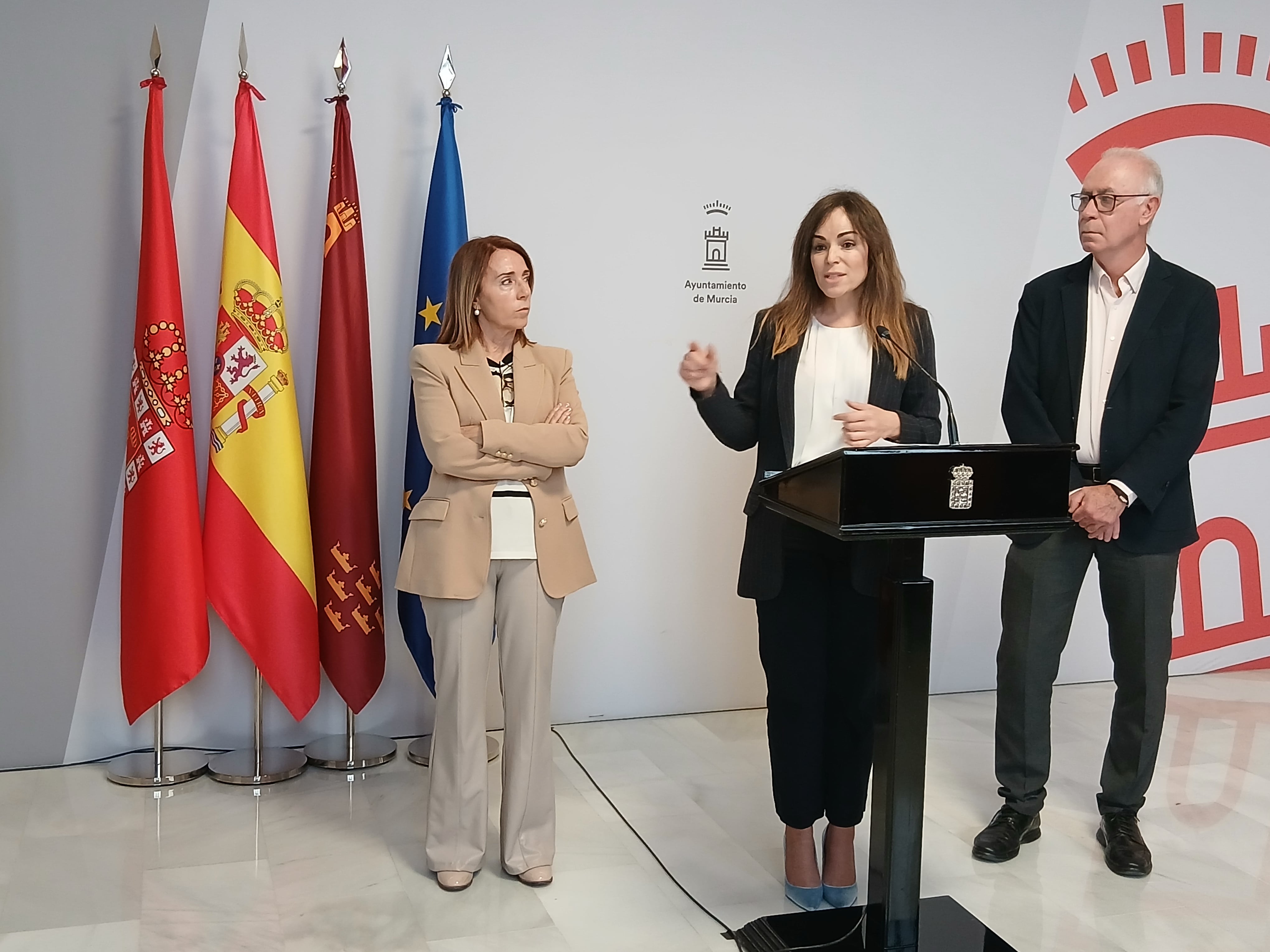 Rebeca Pérez, vicealcaldesa de Murcia, en el centro de la imagen