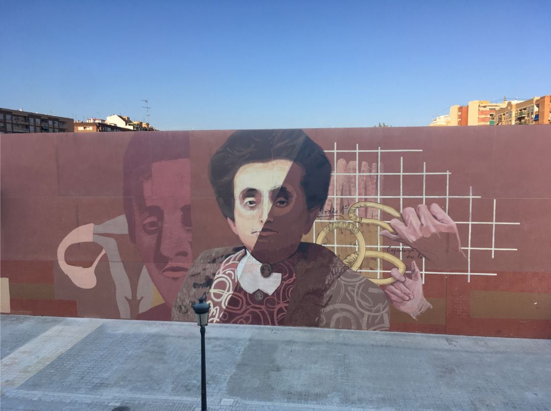 La fachada principal del CEIP Rodríguez Fornós, ubicado en el barrio de Patraix, con el último proyecto del mural &#039;Mujeres de ciencia&#039;