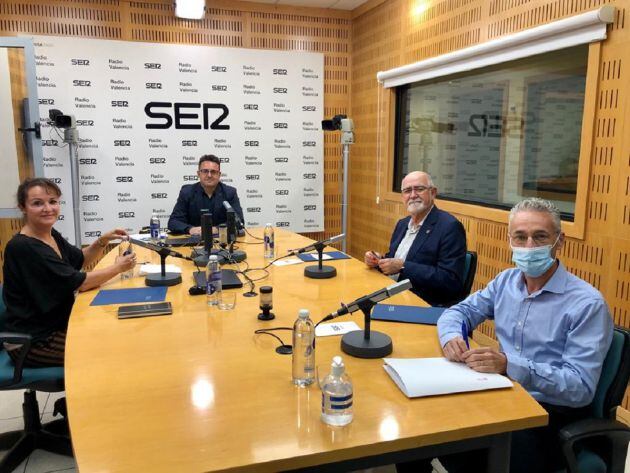 Jaime Giner, Presidente del Muy ilustre Colegio Oficial de Farmacéuticos; José Manuel Ventura, Director General de Farmacia y Productos sanitarios de la Consellera de Sanitat; Elena Moya, representante del Foro Español de Pacientes y Vpdta. De la Asociación Española contra la Meningitis. Julián Giménez, director de contenidos de la SER en la Comunitat Valenciana