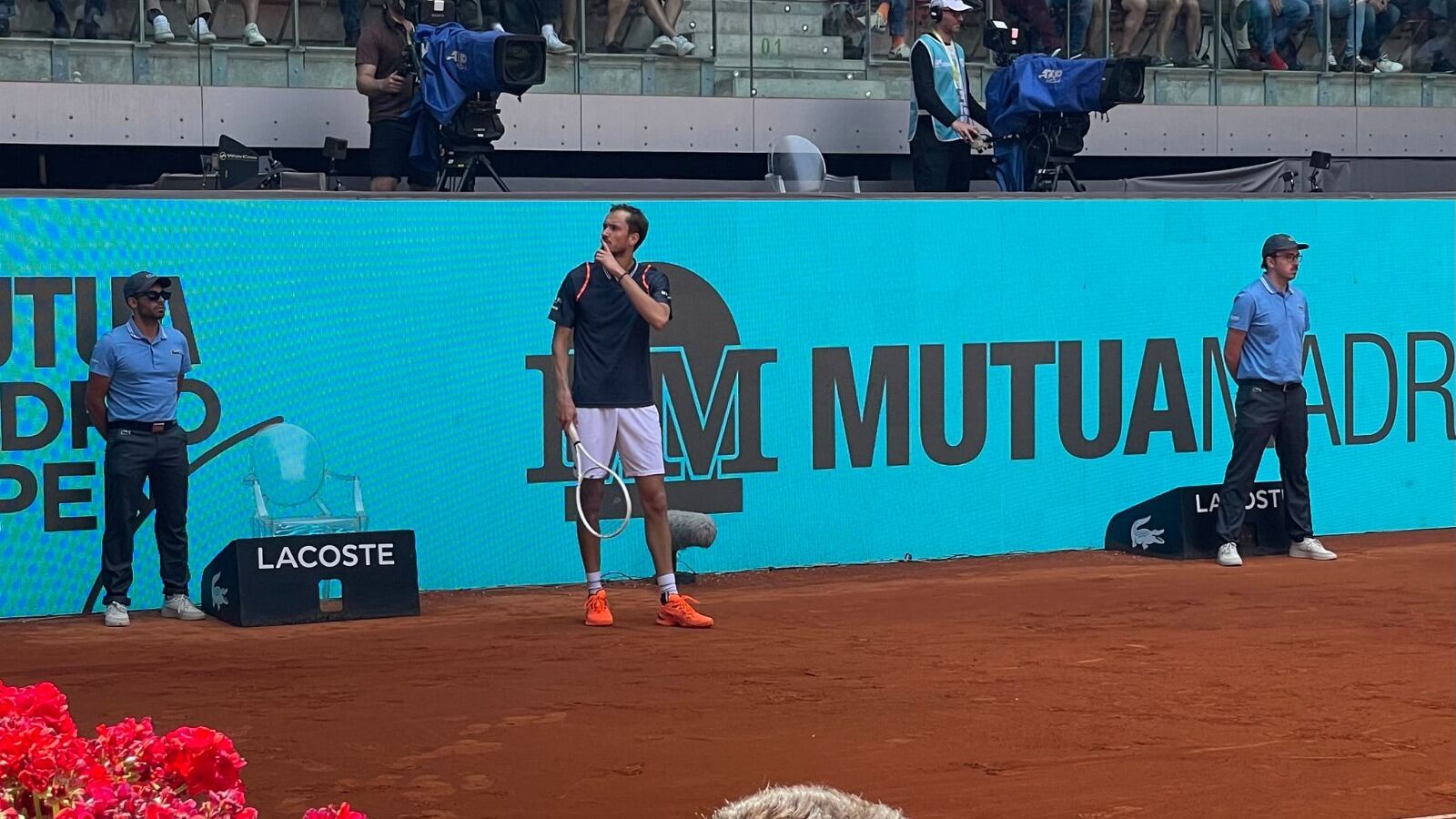 Daniil Medvedev manda callar a la grada en el Mutua Madrid Open. Pedro Fullana