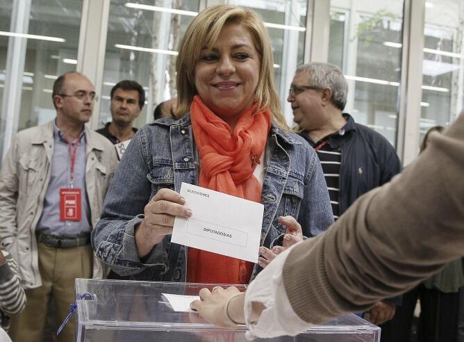 La cabeza de lista del PSOE a las elecciones europeas, Elena Valenciano, ha ejercido su derecho al voto en el Centro de Servicios Sociales de Chamberí en Madrid.