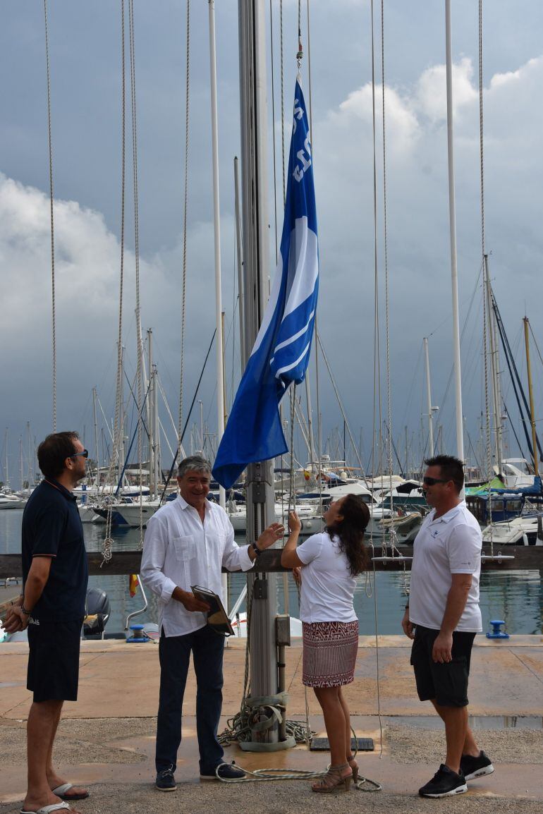 Izada de la bandera azul del Real Club Náutico de Dénia.