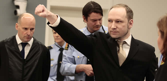 Anders Behring Breivik ha saludado con el brazo derecho en alto y el puño cerrado al entrar a su juicio. Archivo.