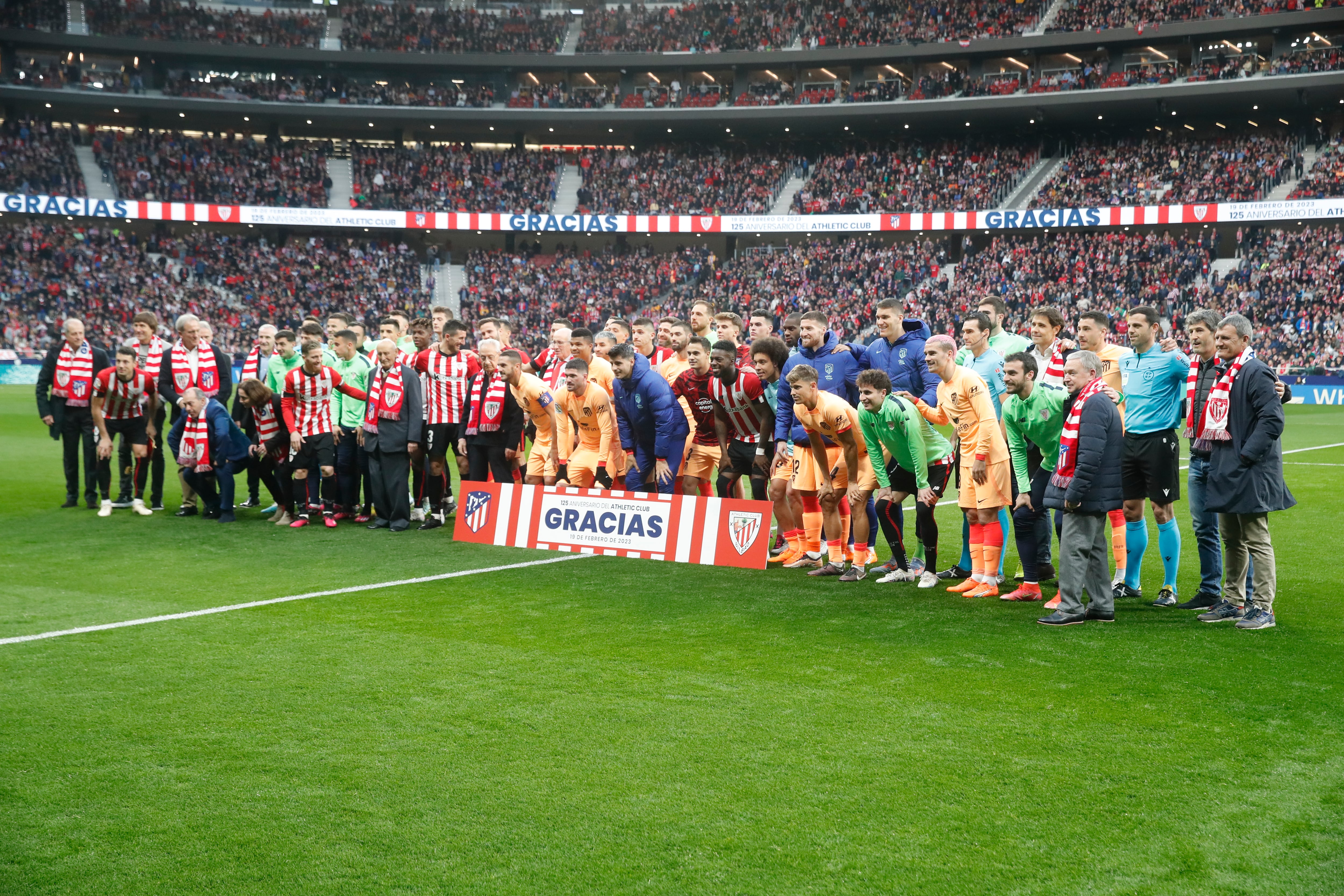 MADRID, 19/02/2023.- Jugadores y exjugadores del Atlético de Madrid y del Athletic Club posan para los medios gráficos antes del inicio del encuentro correspondiente a la jornada 22 que disputan hoy domingo en el estadio Metropolitano, con una pancarta en homenaje de los madrileños al club bilbaino como el club fundador del conjunto madrileño en 1903. EFE / Juan Carlos Hidalgo.
