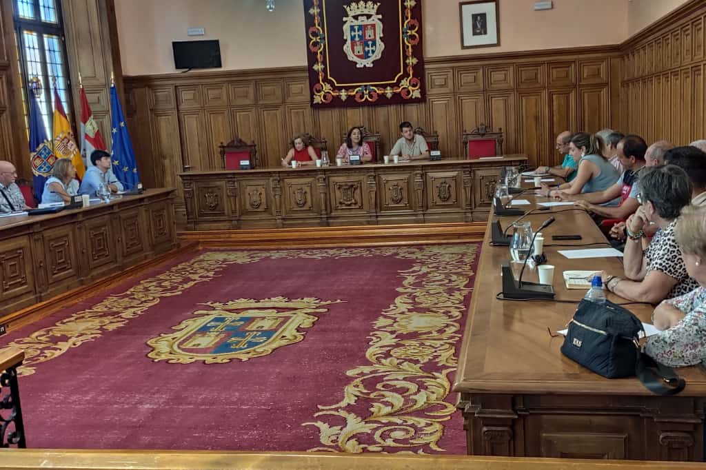 Reunión en el salón de plenos del Ayuntamiento de Palencia