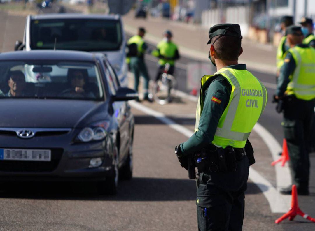 Agentes de la Guardia Civil realizan un control de movilidad durante el confinamiento perimetral