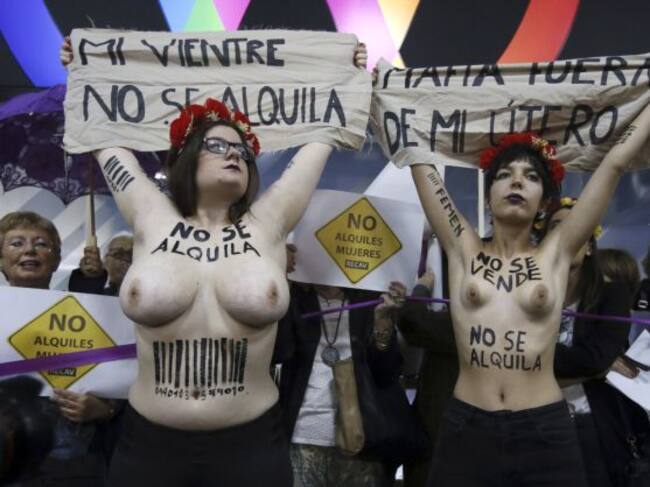 Activistas de FEMEN durante la protesta en la entrada del hotel donde se celebra la feria "Surrofair" de promoción de la gestación subrogada