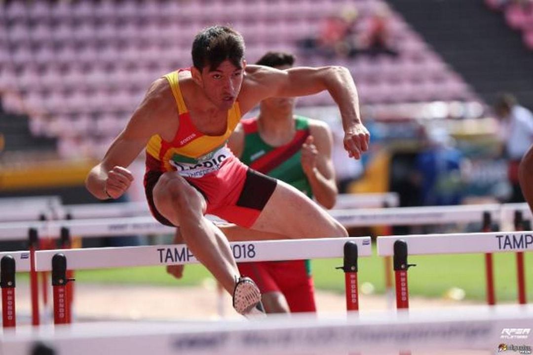 Quique Llopis durante los 110m vallas