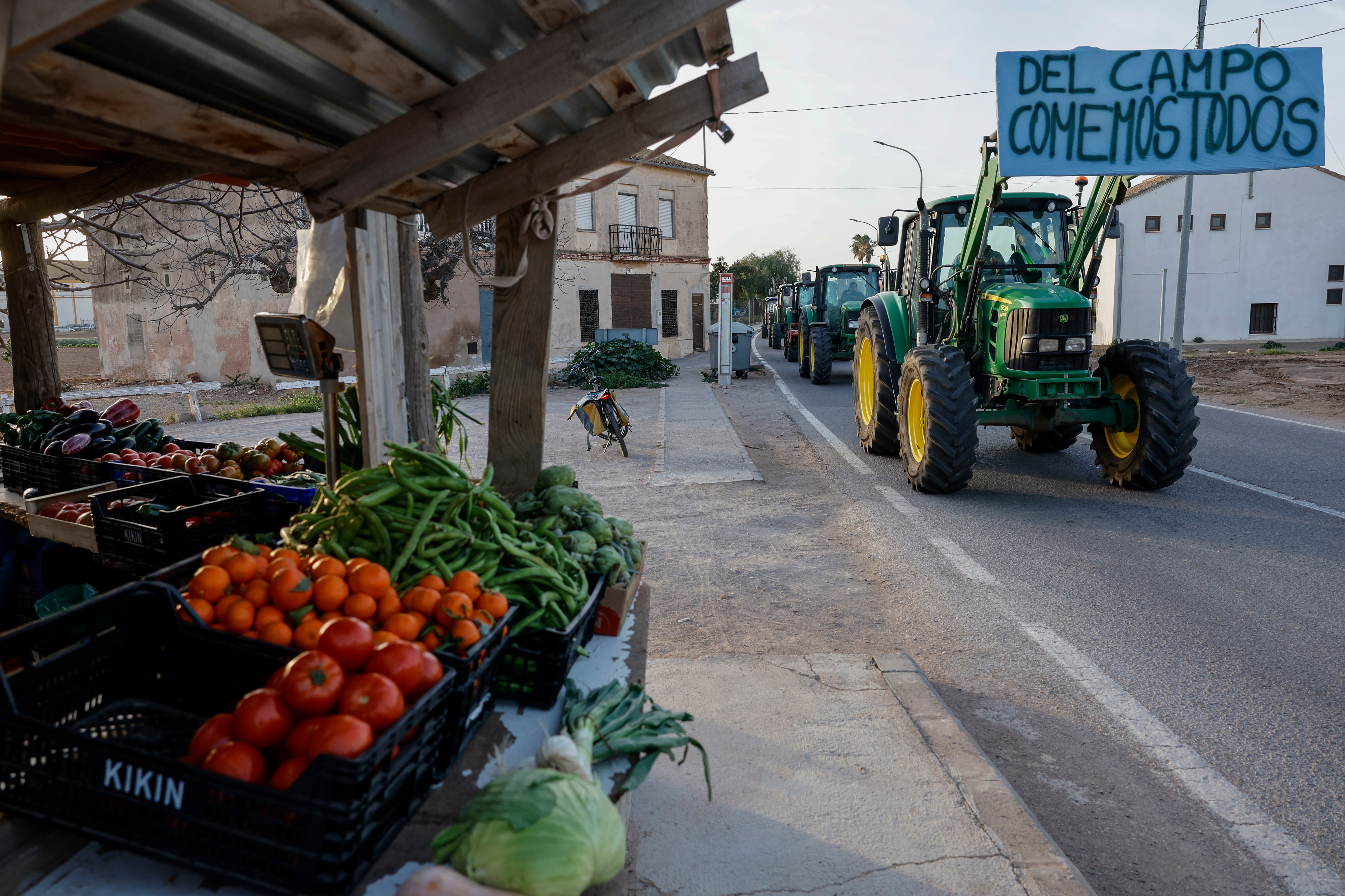 GRAFCVA8218. VALENCIA, 08/02/2024.- Una fila de tractores circula por el camino de Moncada cuando las manifestaciones de agricultores con tractores han causado este jueves por la mañana retenciones en la A-7 a la altura de Torrent (Valencia) para coger la A-3, y en la Ronda Norte de València. EFE/Kai Försterling
